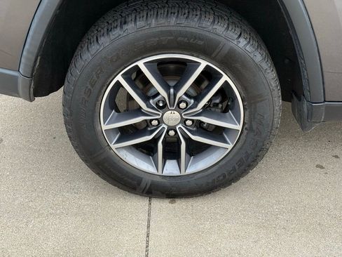 Used 2017 Jeep Grand Cherokee Limited image 10