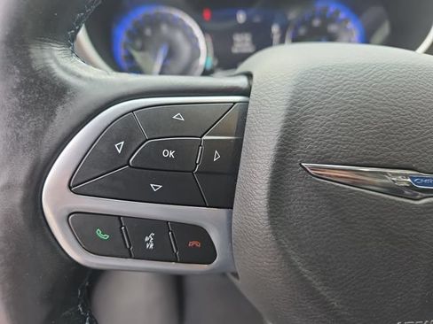 Used 2021 Chrysler Pacifica Touring-L FWD image 19