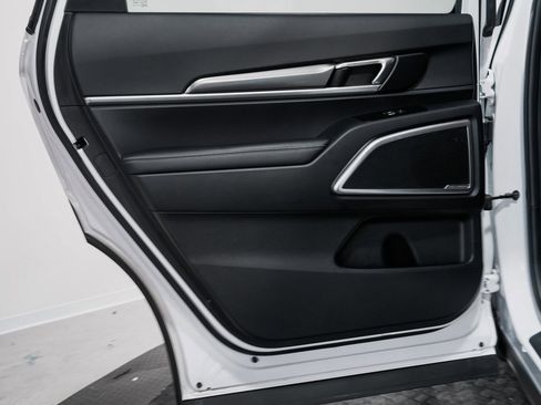 Used 2024 Kia Telluride LX image 14