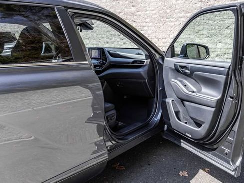 Used 2023 Toyota Highlander XLE AWD/4WD image 16