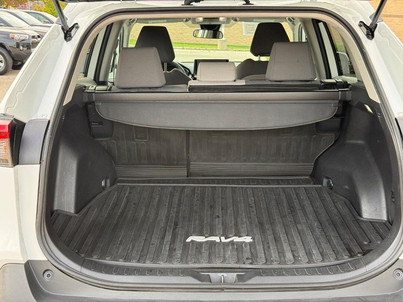 Used 2022 Toyota RAV4 XLE AWD/4WD image 9