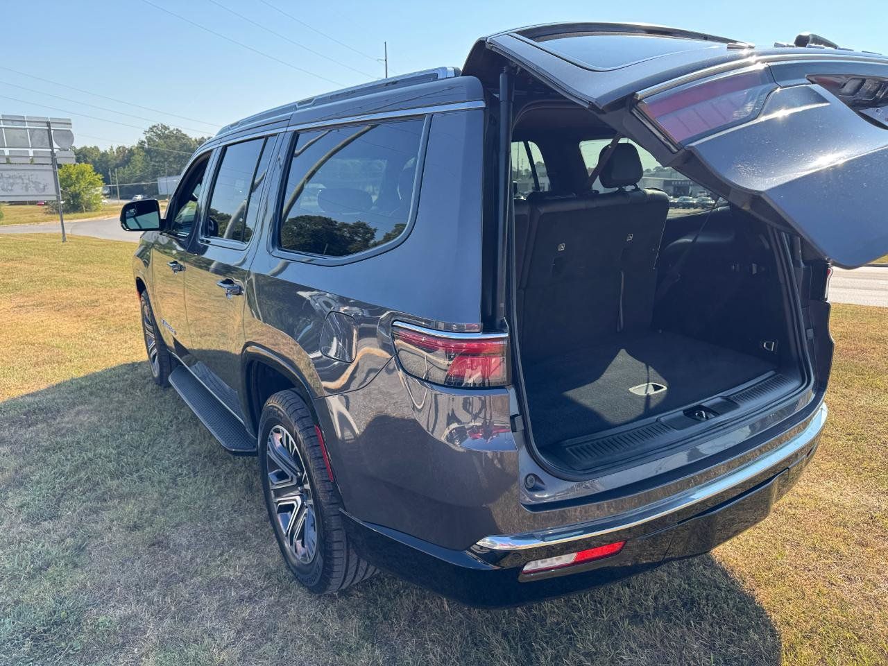Used 2024 Jeep Wagoneer Series II AWD/4WD image 19