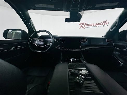 Used 2022 Jeep Wagoneer Series III w/ Flexible Seating Group image 10