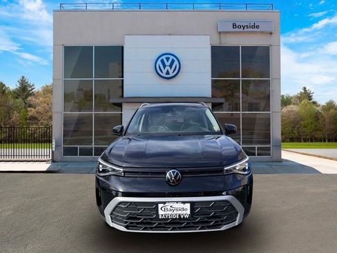Used 2025 Volkswagen Taos SE AWD/4WD image 2