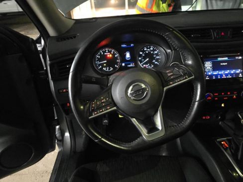 Used 2018 Nissan Rogue SV AWD/4WD image 10