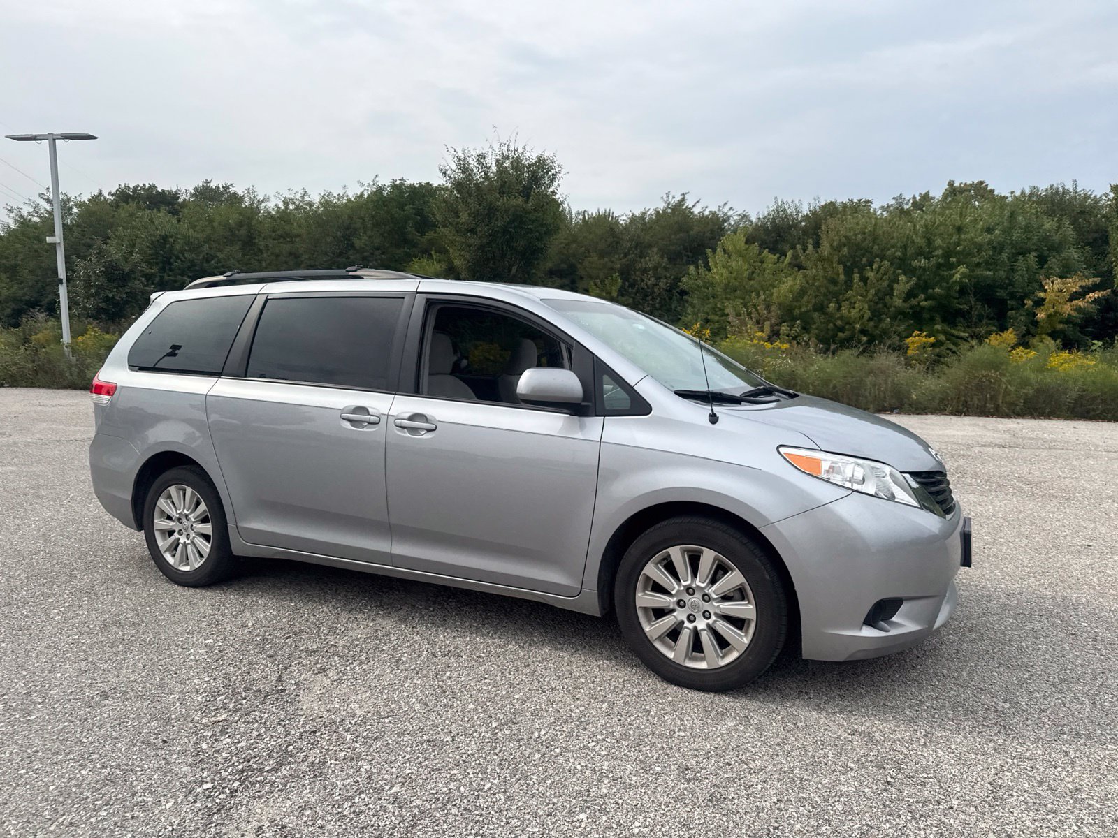 Used 2012 Toyota Sienna LE w/ Towing Pkg AWD/4WD image 11