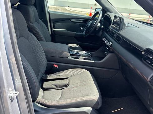 Used 2025 Honda Pilot Sport image 9