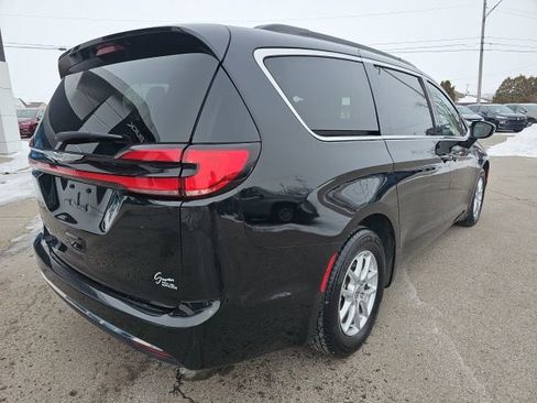 Used 2022 Chrysler Pacifica Touring-L image 7