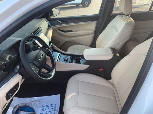 Used 2025 Jeep Grand Cherokee Limited image 24