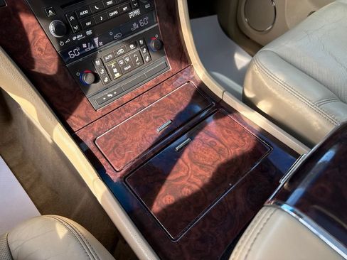 Used 2011 Cadillac Escalade 4WD Hybrid image 40