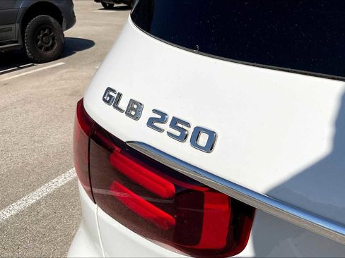 Certified 2025 Mercedes-Benz GLB 250 image 8