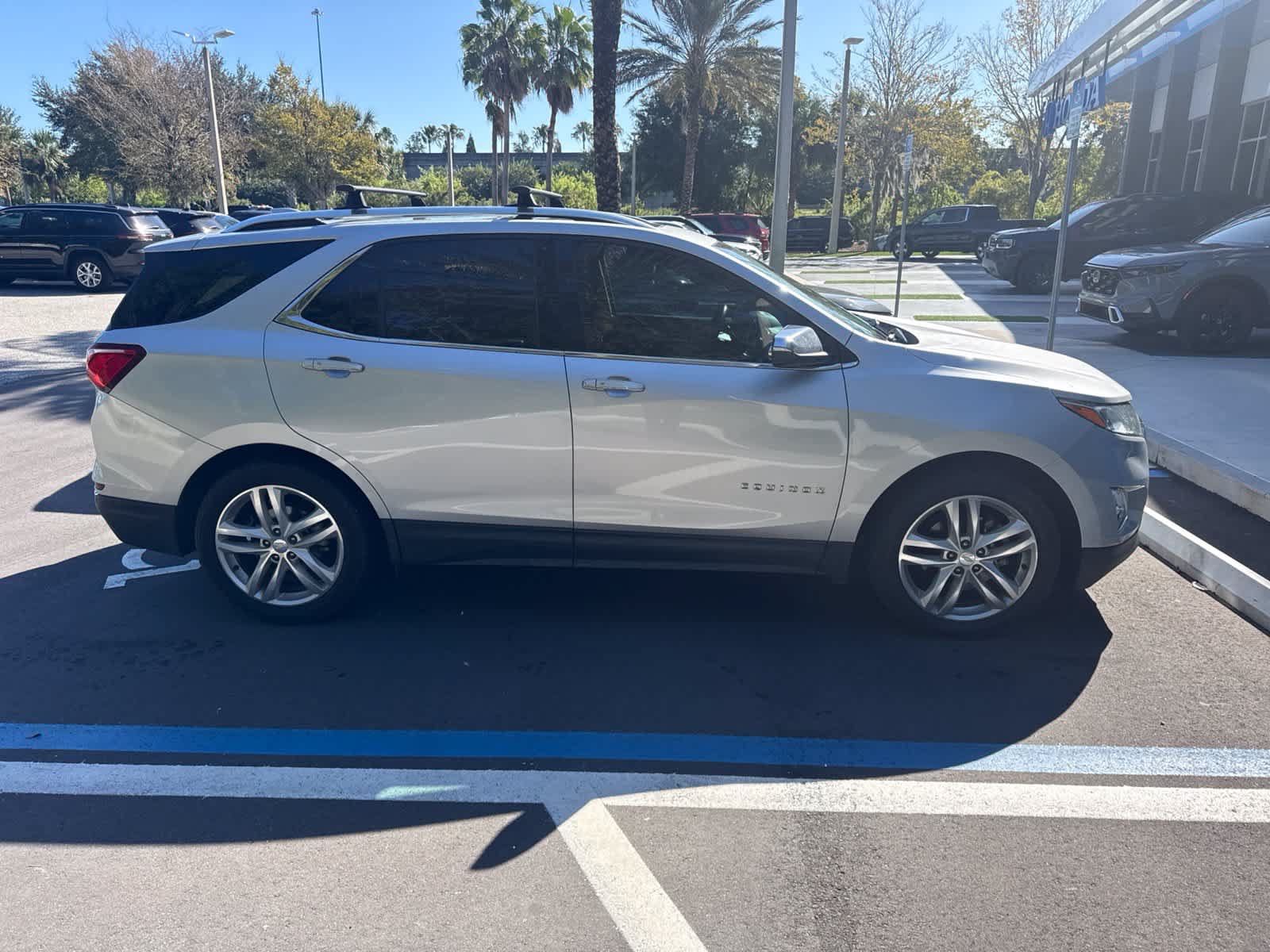 Used 2018 Chevrolet Equinox Premier FWD image 3