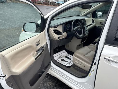 Used 2020 Toyota Sienna XLE image 13