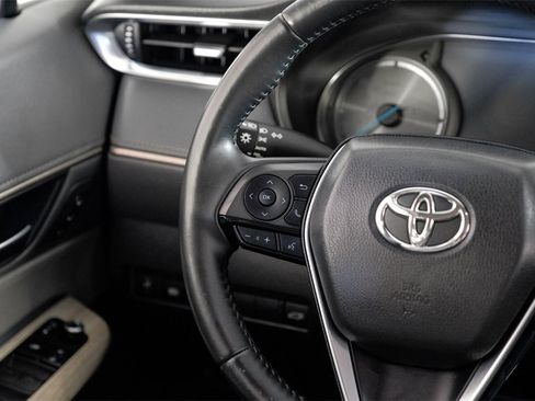 Used 2022 Toyota Venza XLE image 13