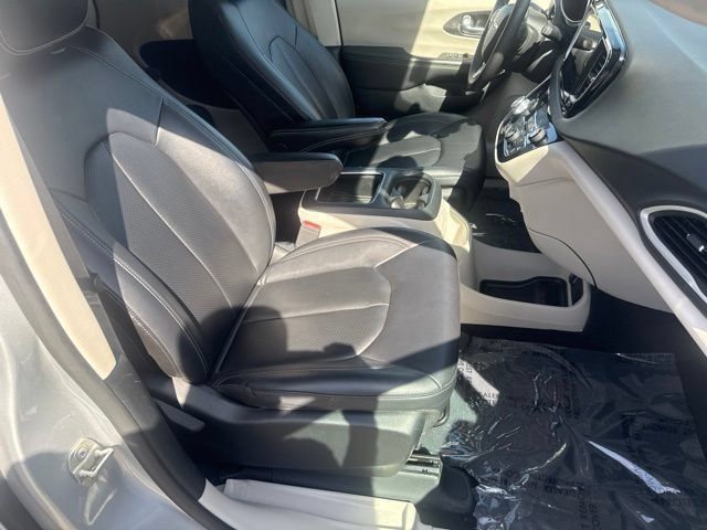 Used 2024 Chrysler Pacifica Touring-L FWD image 30