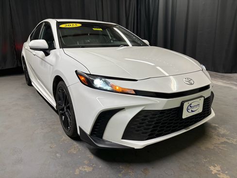 Used 2025 Toyota Camry SE FWD image 3