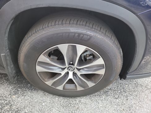 Used 2023 Toyota Highlander XLE image 9