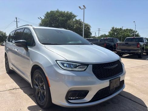 Used 2023 Chrysler Pacifica Limited w/ S Appearance Package AWD/4WD image 3