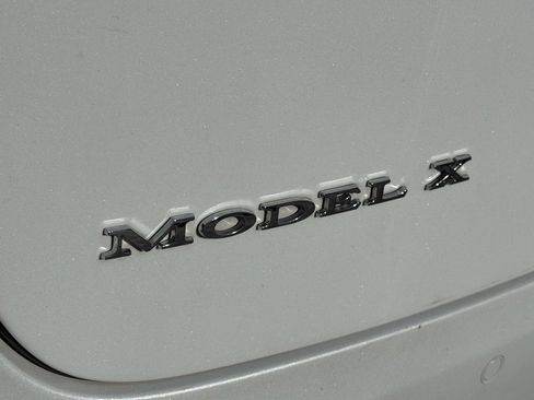 Used 2018 Tesla Model X image 16