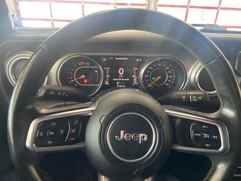 Used 2018 Jeep Wrangler Unlimited Sahara image 38