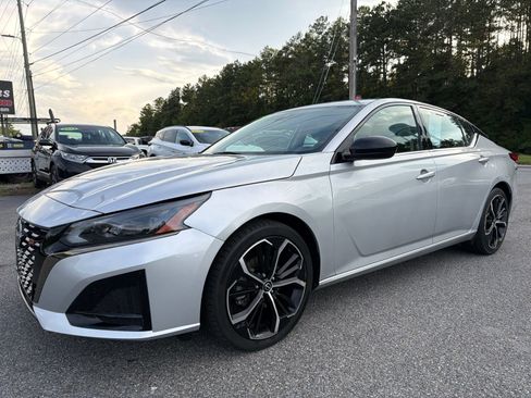 Used 2023 Nissan Altima 2.5 SR FWD image 1