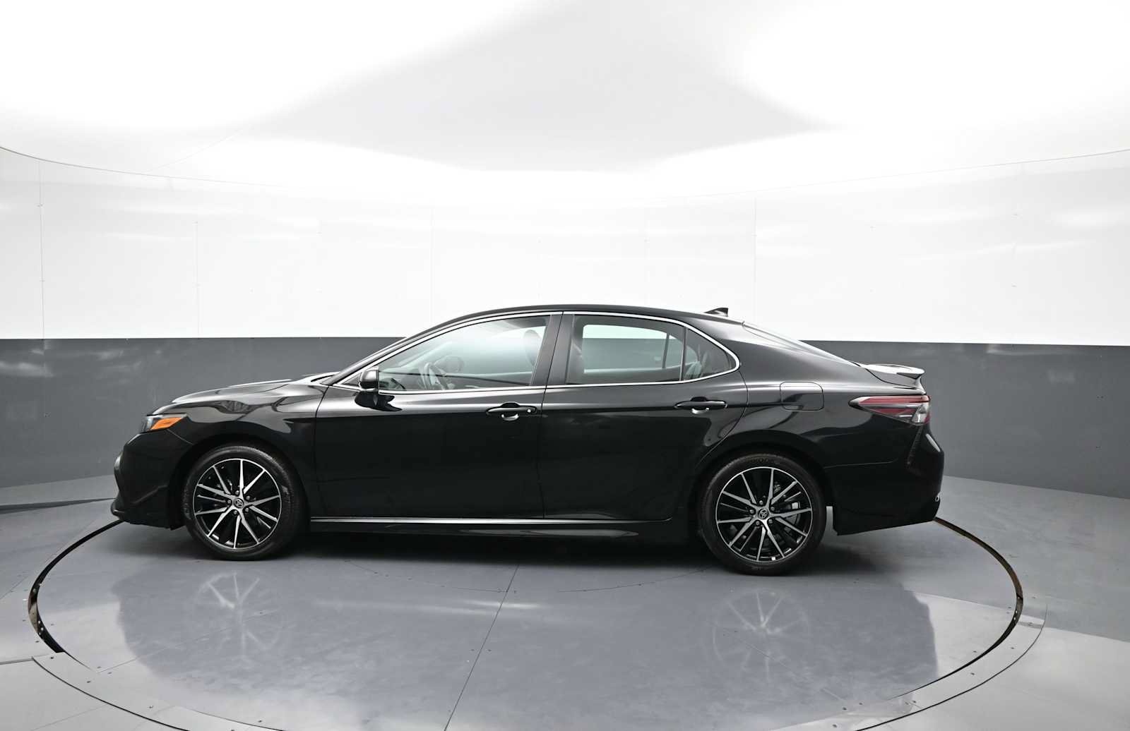 Used 2024 Toyota Camry SE AWD/4WD image 9