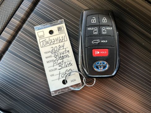 Certified 2024 Toyota Sienna Platinum image 39