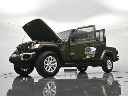 Used 2023 Jeep Gladiator Sport AWD/4WD image 49