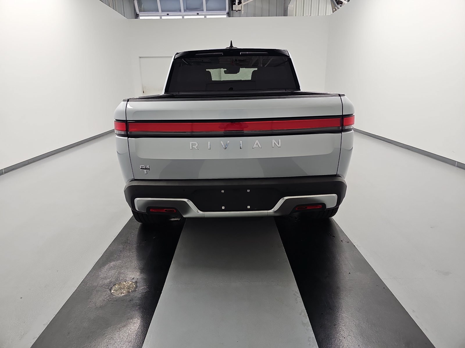 Used 2024 Rivian R1T Adventure Dual AWD/4WD image 4