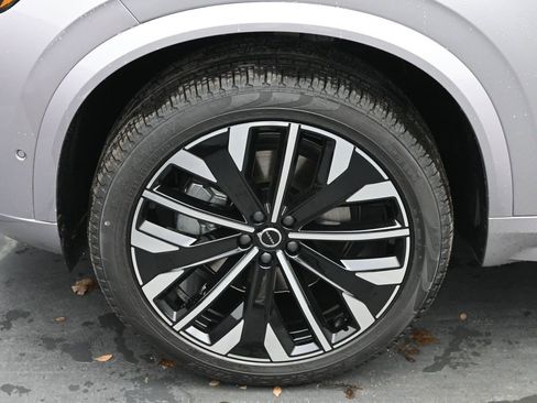 New 2026 Volvo XC90 B6 Plus w/ Protection Package Premier image 9