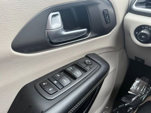 Certified 2024 Chrysler Pacifica Select image 20