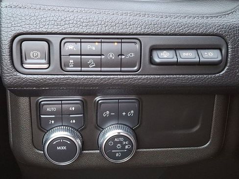 Used 2021 GMC Yukon XL Denali w/ Denali Premium Package image 27