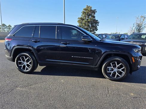 Used 2023 Jeep Grand Cherokee Limited image 2