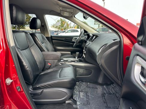 Used 2019 Nissan Pathfinder SV image 10