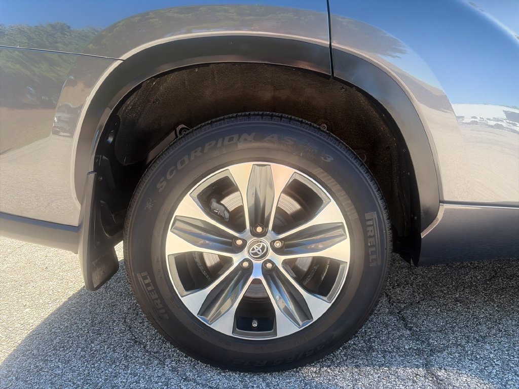 Used 2023 Toyota Highlander XLE AWD/4WD image 45