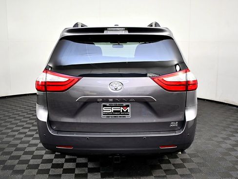 Used 2015 Toyota Sienna XLE image 9