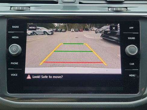 Used 2020 Volkswagen Tiguan SE image 32