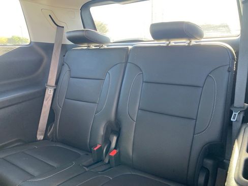 Used 2023 GMC Acadia SLT image 12