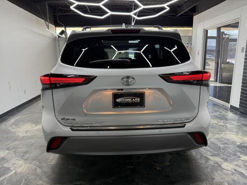Used 2024 Toyota Highlander Platinum AWD/4WD image 4