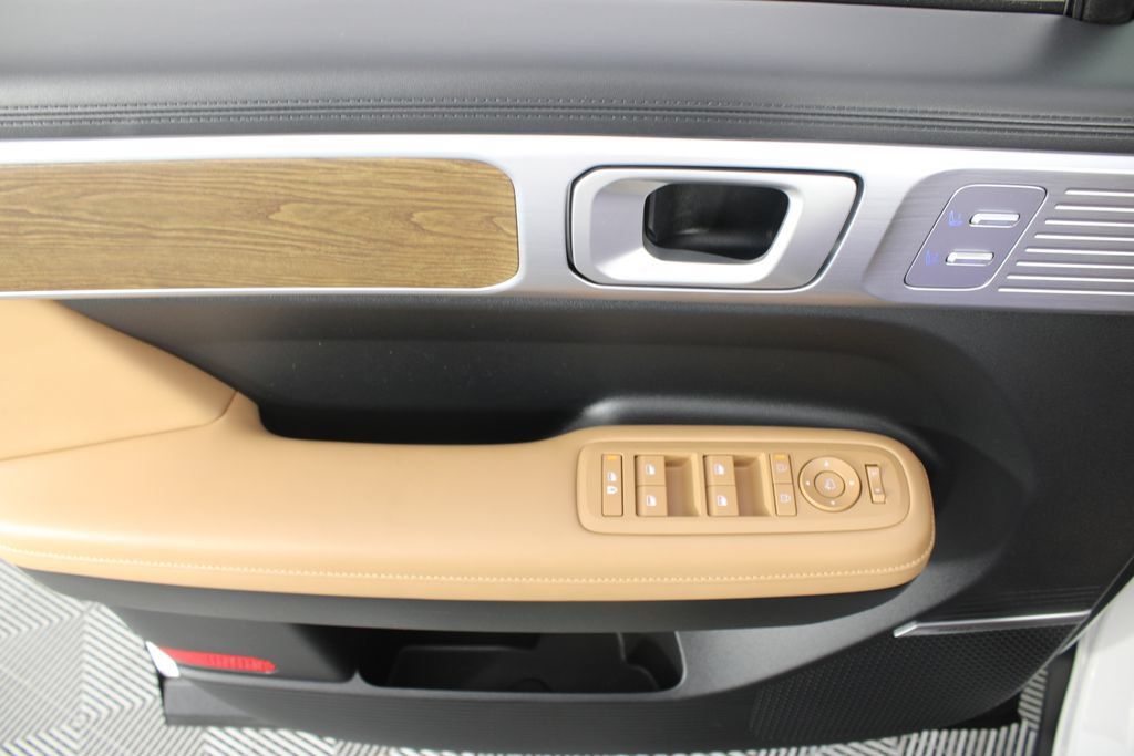 Used 2025 Hyundai Santa Fe Limited AWD/4WD image 16