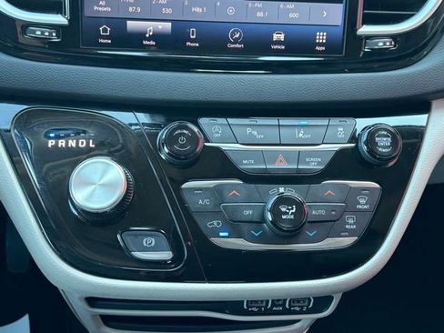 Used 2024 Chrysler Pacifica Touring-L image 30
