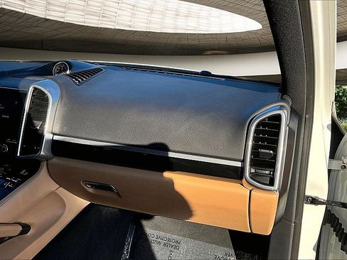 Used 2018 Porsche Cayenne Platinum Edition w/ Premium Package image 16