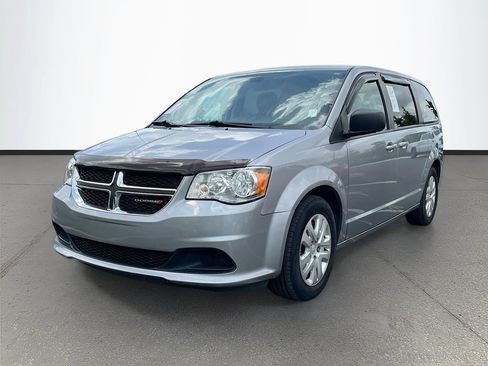 Used 2018 Dodge Grand Caravan SE w/ UConnect Hands-Free Group FWD image 3