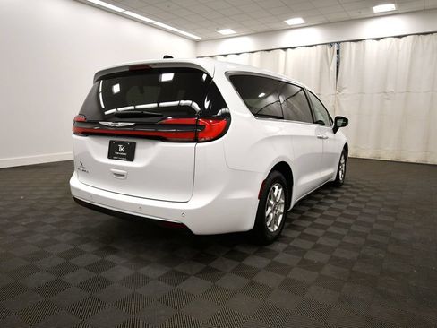 Used 2023 Chrysler Pacifica Touring-L FWD image 7