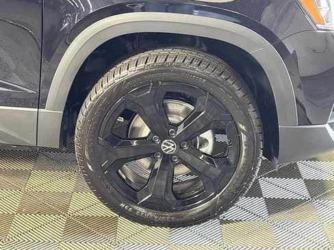 New 2025 Volkswagen Taos SE image 23