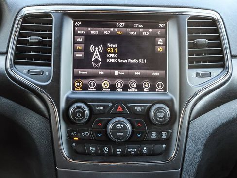 Used 2018 Jeep Grand Cherokee Laredo image 14