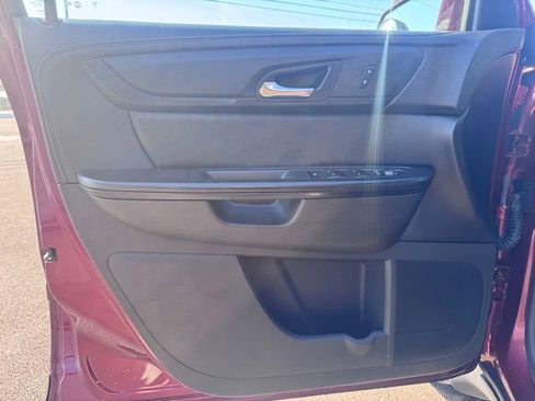 Used 2017 Chevrolet Traverse LT w/ Style and Technology Package image 11