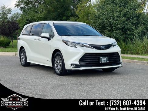 Used 2021 Toyota Sienna XLE FWD image 2