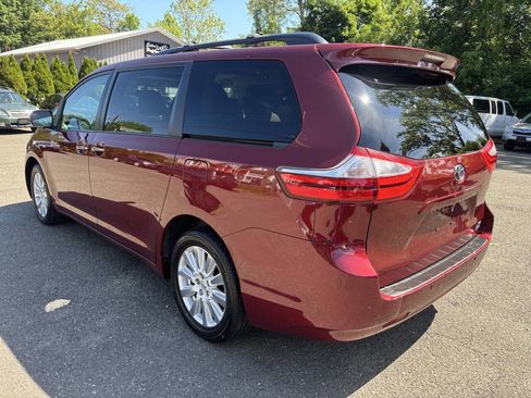 Used 2017 Toyota Sienna XLE Premium AWD/4WD image 3