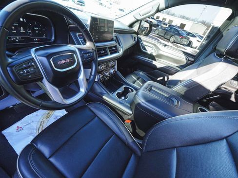 Used 2023 GMC Yukon XL SLT image 16